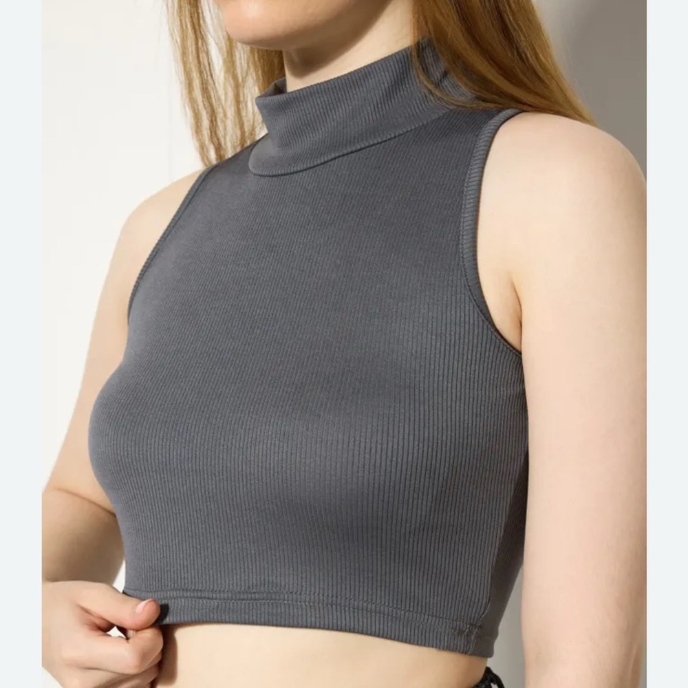 0561. White BIRCH ATHLETIC CROP TOP RIBBED MATERIAL MOCK NECK SIZE XL GRAY color